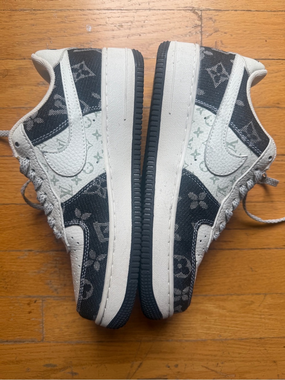 Nike White and Navy Low-Top Sneakers